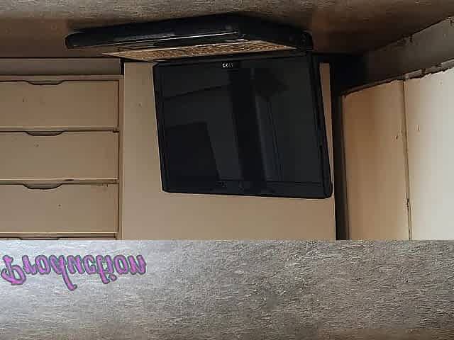 Shows off recent high heels on a crunchy old laptop