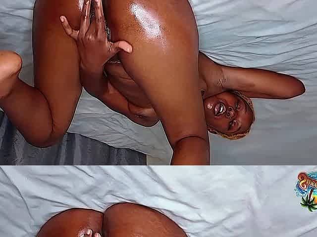 Lady plays with her Wet Twat with Fingers and Dildo