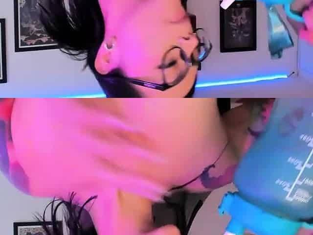 Amateur brunette double toying on webcam