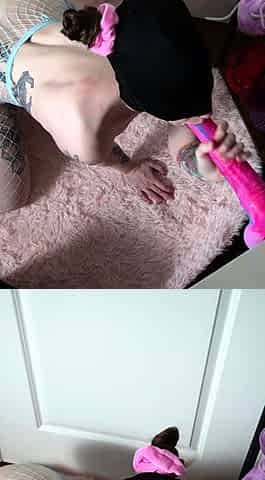 Hot amateur webcam teen masturbates for their fans