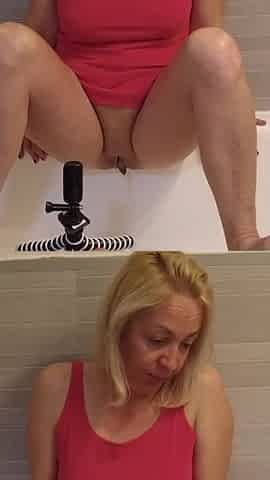 Blonde MILF peeing in the bathtub