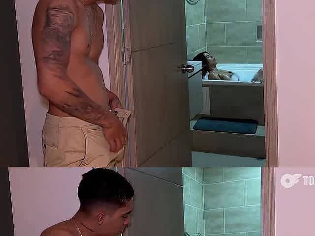 Pillo a mi hermanastra en el jacuzzi y me la follo antes de que llegue mi padrastro
