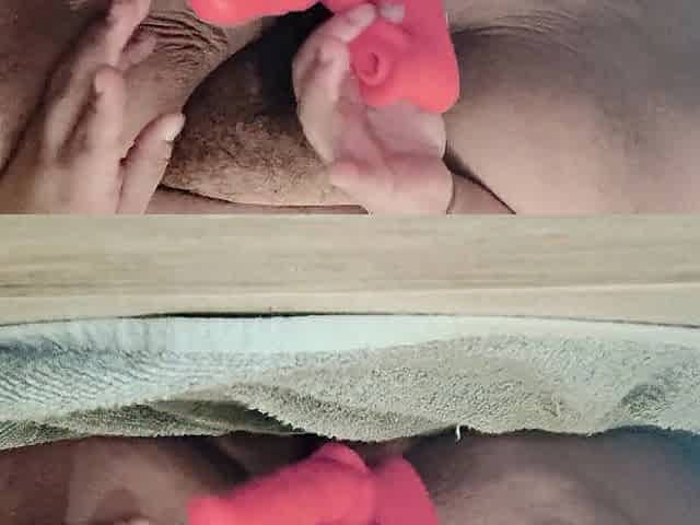 Playing with a sucking sex toy toy that's hits my GSpot perfectly ????