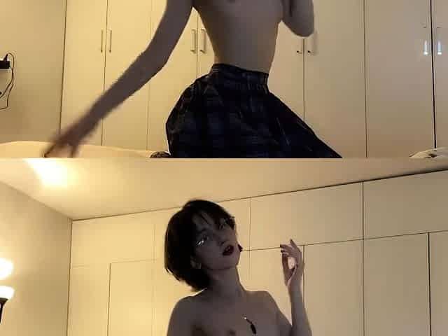 Amateur Webcam Teen Flashes Masturbates