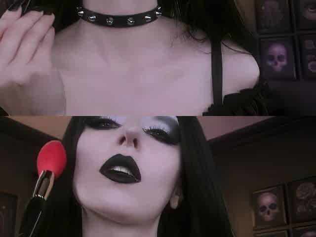 Egilea ASMR - Goth Girl Kisses You