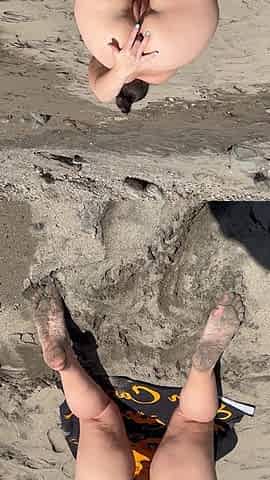 This babe Plays With Her Butt On The Nudist Beach?