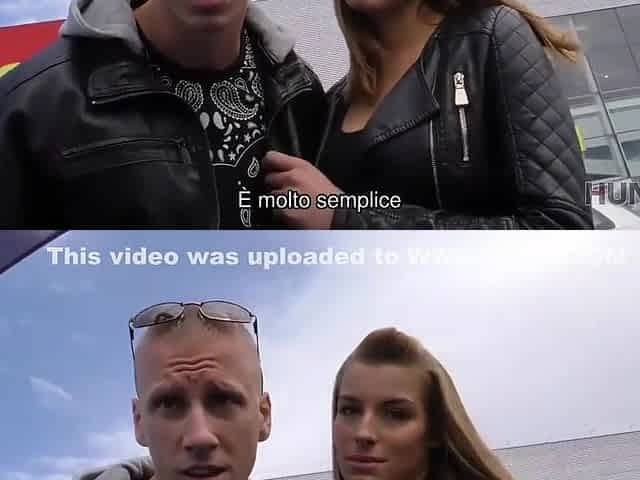 Cuckold Sta Aspettando Allaperto Mentre Uno