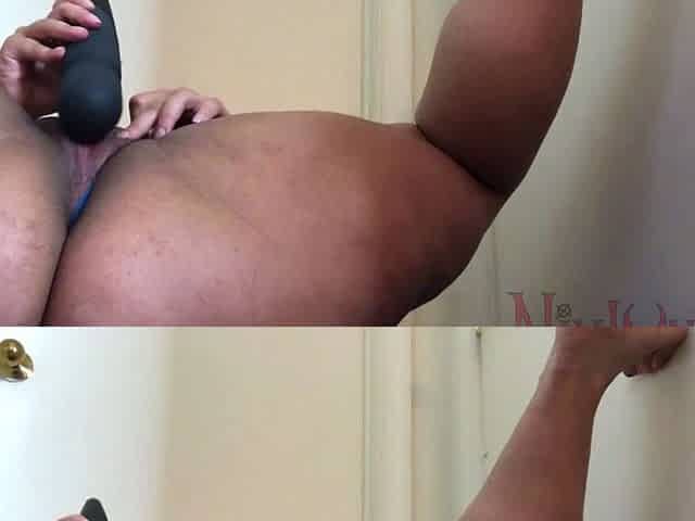 Anal loving les rimming ass and toying it