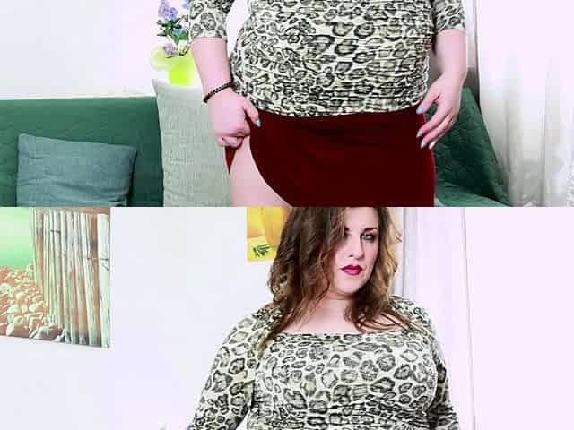 Mature plumper Tess fucks a yellow dildo