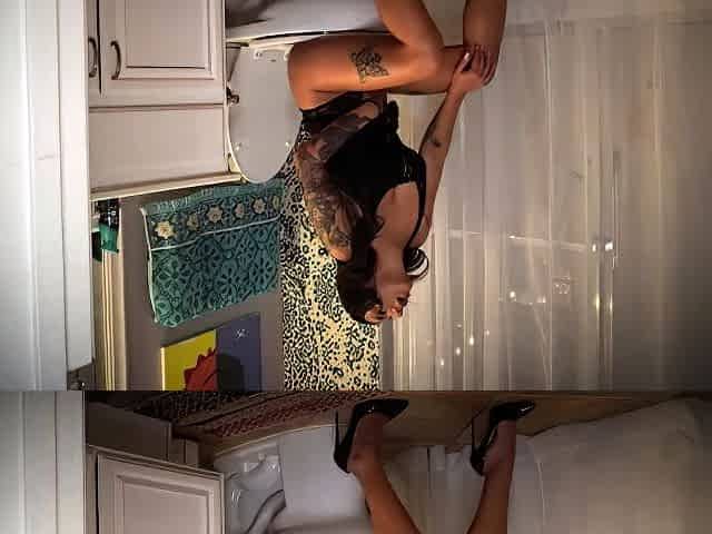 Natural brunette solo toying