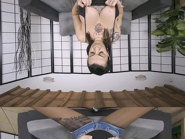 Curvy Chick Diana Zilli Enjoys Masturbating and Posing Her Amazing Feet and Tattooed Body in Virtual