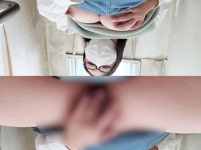 A Married Woman Masturbating Enthusiastically in the Toilet