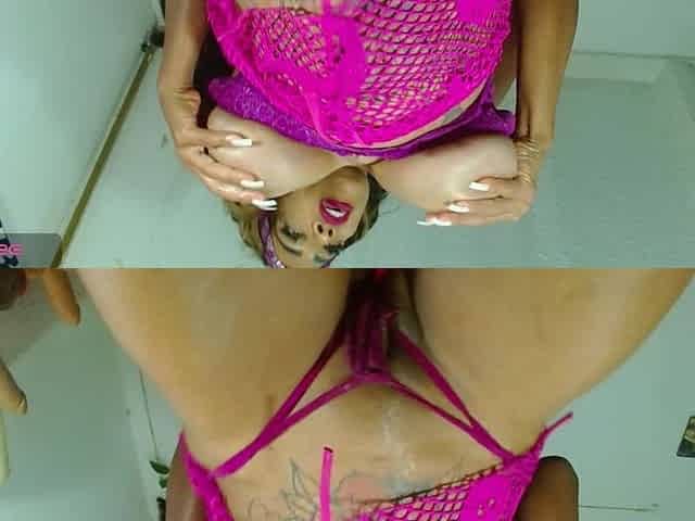 Alexaqueen sucks her dildo with saliva