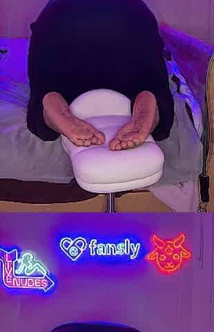Have u ever seen such a honey with a overweight oiled up butt and wonderful feet previous to?