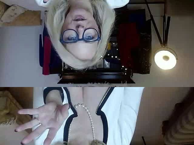 Close up MILF masturbation