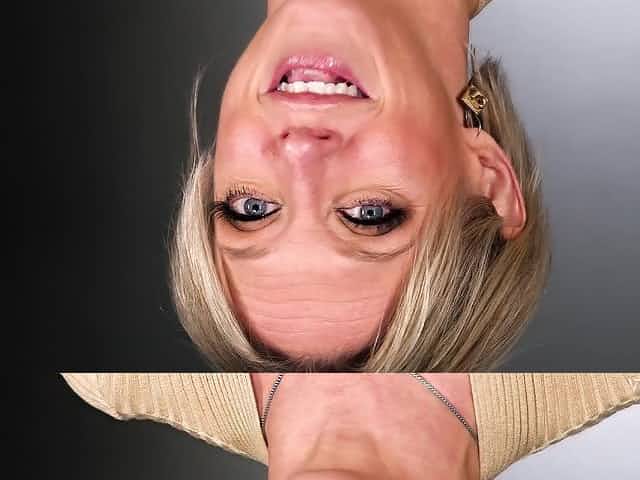 Experienced mature model Dee Williams shows how to masturbate pussy closeup