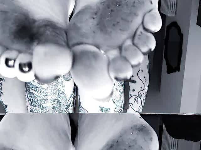 hey baby stop and see my feet