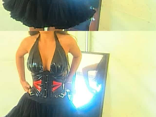 Big boob brunette masturbates on webcam