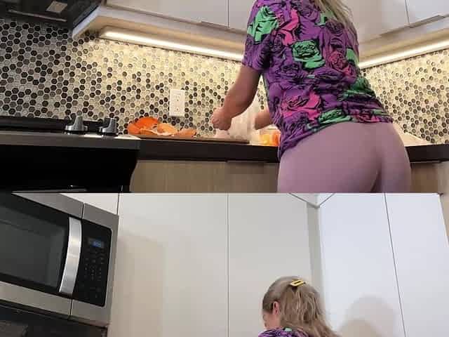 BEAUTIFULL BLONDIE COOKING AND MASTURBATING AT HOME