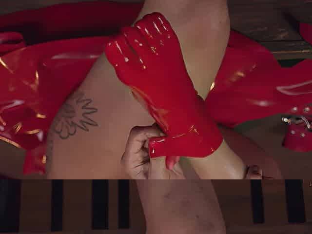 Sultry Brunette hair Chick In Latex Plays Dildo And Groans For Viewers