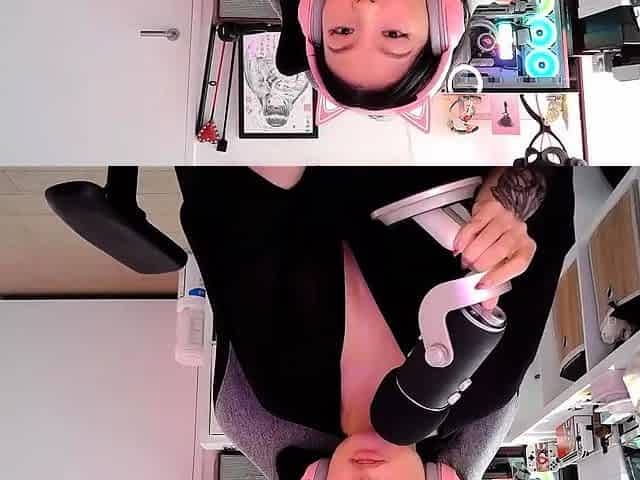 Solo mature masturbating on webcam