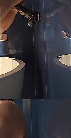 Streching out my twat on a big darksome sex tool in the hotel bathtub