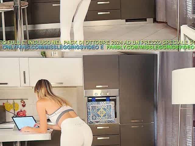 Matrigna in leggings bianchi attillati deve calmare l'erezione del figliastro prima della palestra