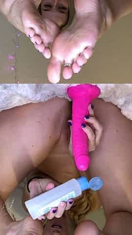 Blonde With Natural Big Boobs Loves Putting A Toy In Her
