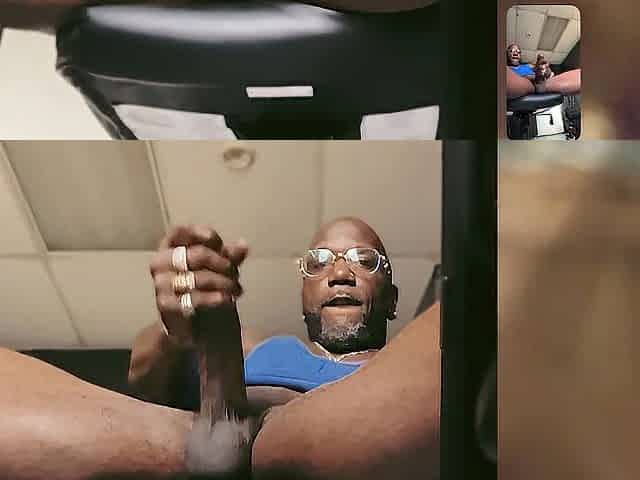 22 year old bulky twat FACETIME with 40 year old! IG:HeyCesarBella