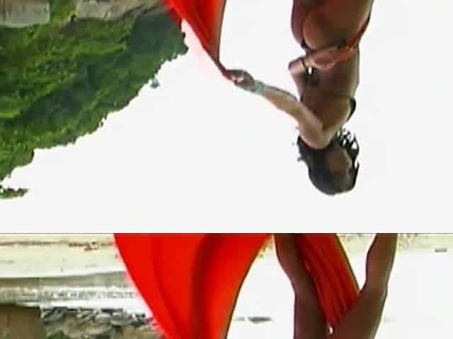 Pretty Brunette Sets up a Romantic Place to Have Hot Anal Sex on the Beach