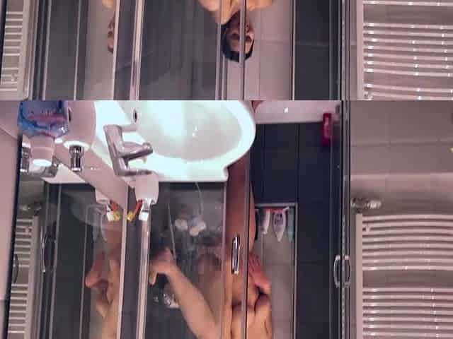 Sneak Recording Of Kira Queen During the time that Masturbates In Shower!