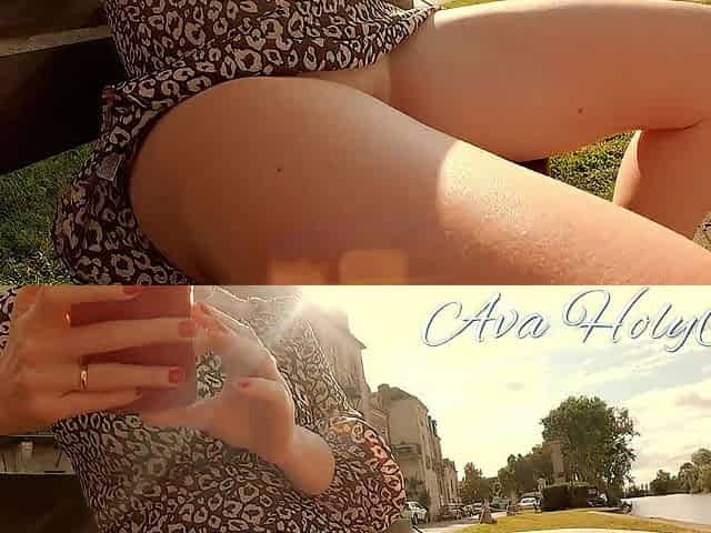 Femme montre sa chatte sur un banc public