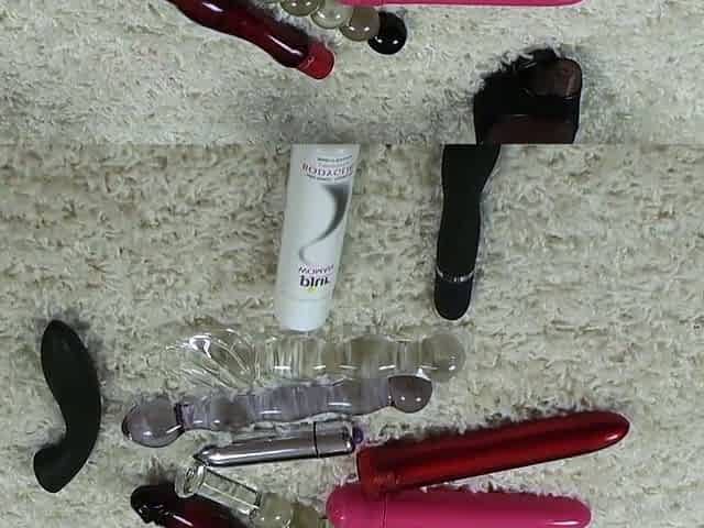 Three lesbian amateur babes eat pussy