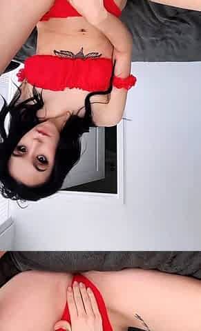 Sexy brunette amateur babe masturbating on cam
