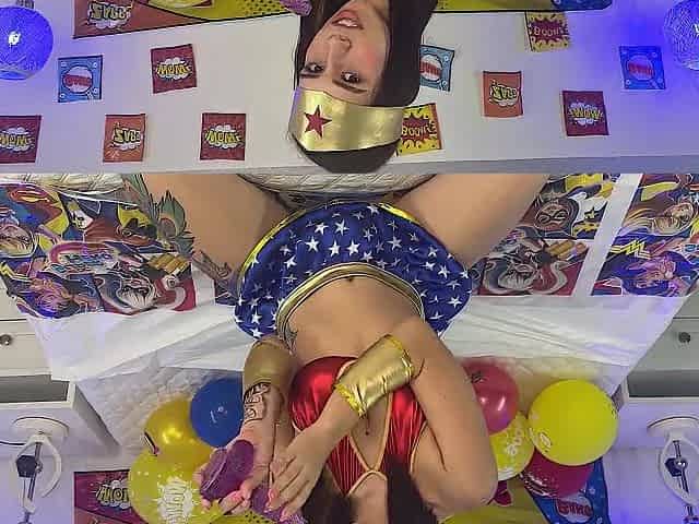 La MUJER MARAVILLA se enfrenta contra una gran verga ???? (COSPLAY CALIENTE, MAMADAS)