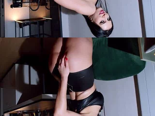 Kira Queen Slams A Vibrator Into Her Cunt Until This babe Orgasms!