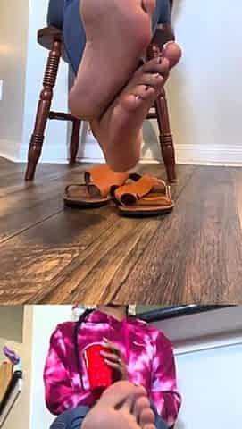 Amateur Foot Fetish Girlfriend Sucks and gives a Footjob
