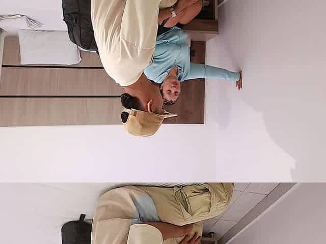 Amigos comparten cama de hotel no creeras lo que paso