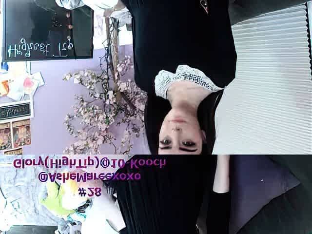 Close up MILF masturbation