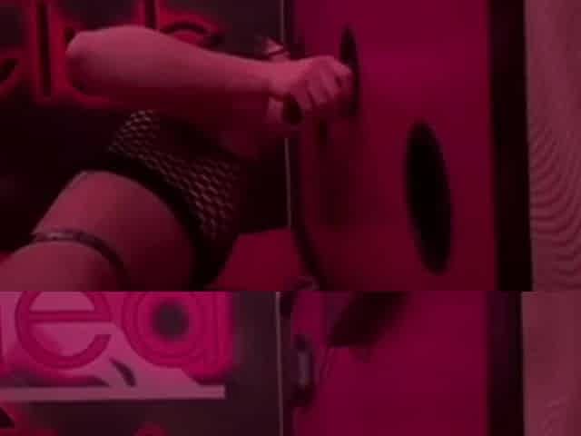 je vide des couilles dans un gloryhole