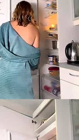 Small titted babe toys her pussy on webcam