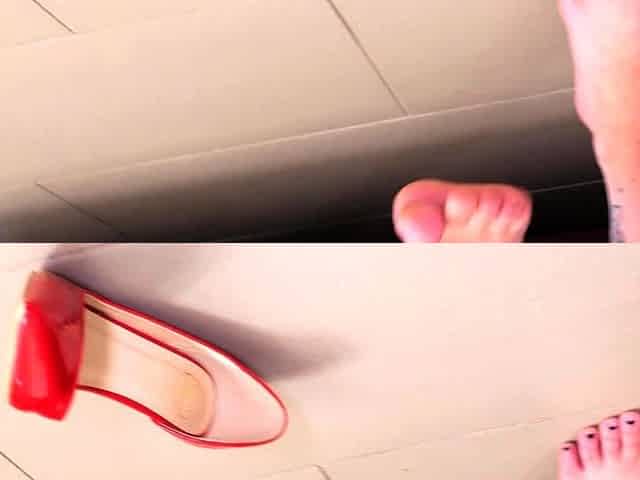 Amateur Foot Fetish Girlfriend Sucks and gives a Footjob