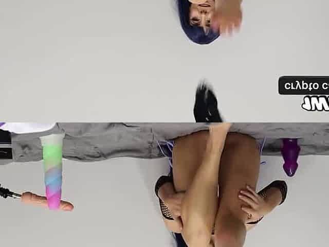 Hinata Hyuga pratica sexo ass fucking com um grande consolo em cena ousada.