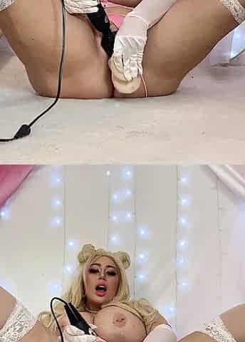 Shaved pussy blonde Tasha Reign with big boobs goes solo