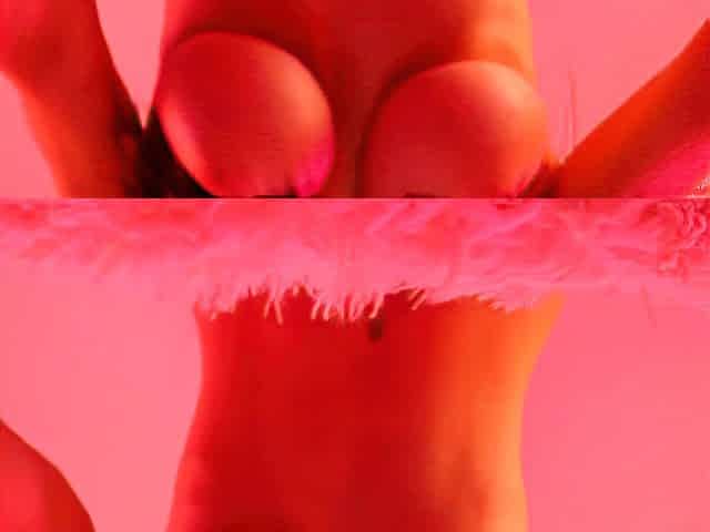 Brunette solo masturbation on webcam