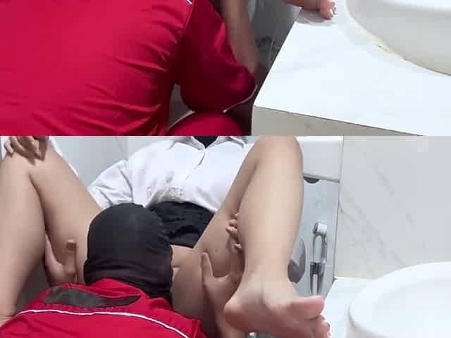 Cewek Magang Dipake Sama Boss Dikamar Mandi Umum
