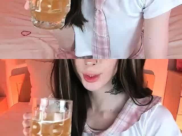 Amateur Webcam Teen Masturbates And Teases