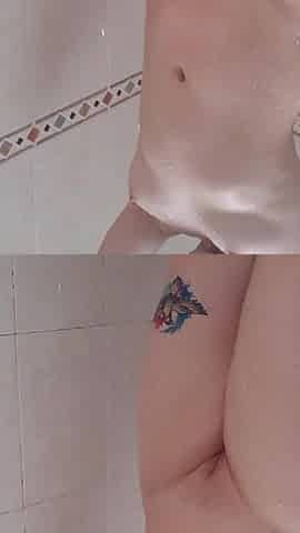 Teen Shaves Her Perfect Pussy While Bathing and Masturbates with the Shaver