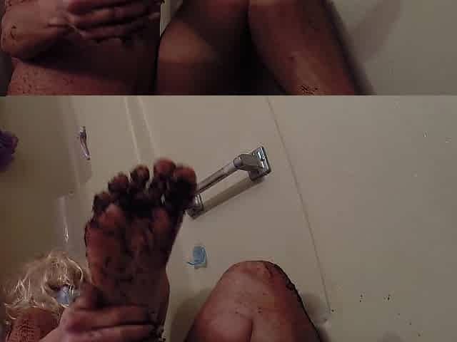 SparklePussPH sits in a bathtub and massages her feet with coffee grounds