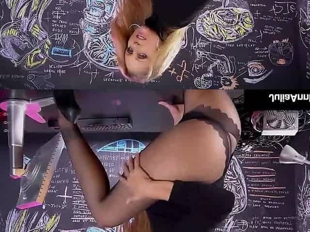 World Famous MILF Julia Ann Finger Bangs her Wet Juicy Pussy
